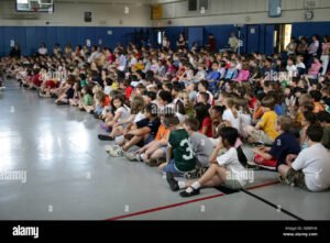 studenti riuniti in assemblea scolastica