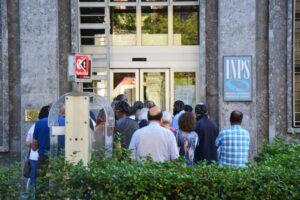 ufficio inps con persone in fila