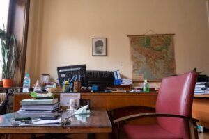 ufficio scolastico con documenti amministrativi