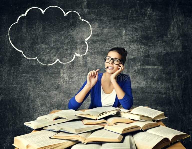 uno studente pensieroso con libri aperti